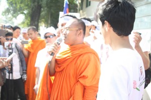 សកម្មភាពតវ៉ាសុំឱ្យមានការដោះលែងសកម្មជនសិទ្ធិមនុស្សនៅមុខសាលាឧទ្ធរណ៏