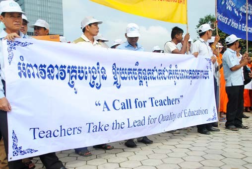 ទិដ្ឋភាព​នៃ​ការ​ប្រារព្វ​ទិវា​គ្រូបង្រៀន​ពិភពលោក​នៅ​ទីលាន​ប្រជាធិបតេយ្យ កាលពី​ថ្ងៃទី​១៣ ខែតុលា ឆ្នាំ​២០១៣​