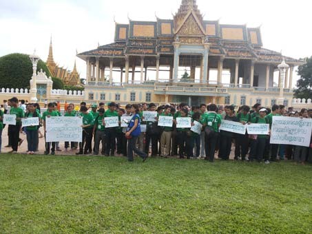 ប្រជាពលរដ្ឋ​ចូលរួម​ក្នុង​ពិធី​ដើរ​ក្បួន​សន្តិភាព​សុំ​យុត្តិធម៌ និង​សន្តិភាព​ជូន​ម្ចាស់ឆ្នោត កាលពី​ថ្ងៃទី​១៤ ខែសីហា ឆ្នាំ​២០១៣​​