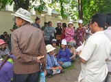 សហគមន៍​បឹង​កក់ និង​បុរីកីឡា តវ៉ា​រក​ដំណោះ​ស្រាយ​នៅ​មុខ​សាលា​រាជធានី​ភ្នំពេញ អ្នក​បុរីកីឡា​ពីរ​នាក់​ដួល​សន្លប់
