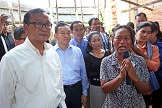 លោក សម រង្ស៊ី ទៅសួរសុខទុក្ខអ្នកភូមិឡពាងនៅតំបន់បឹងកក់