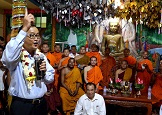 លោក សម រង្ស៊ី ចុះ​​​សួរ​​​សុខទុក្ខ​​​សហគមន៍​​​ដែល​​​មាន​​​វិវាទ​​​ដីធ្លី​​​មួយទៀត​​​