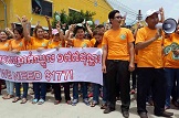 សហជីព​មួយ​ក្រុម​ទារ​ប្រាក់​អត្ថប្រយោជន៍​ស្រប​ពេល​សហជីព​ផ្សេង​ទារ​ឡើង​ប្រាក់​ខែ​គោល