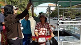 សហគមន៍​ដី​ធ្លី​តវ៉ា​នៅ​មុខ​សាលាក្រុង​ឲ្យ​ដោះលែង​សកម្មជន​ដែល​ជាប់​ឃុំ​ក្នុង​ពន្ធនាគារ