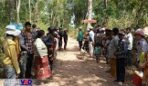 យោធានៅស្រុកស្វាយលើខេត្តសៀមរាប ព័ទ្ធបិទផ្លូវប្រជាពលរដ្ឋនៅក្នុងភូមិមានជម្លោះដីធ្លិ