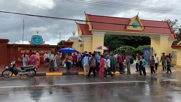 ពលរដ្ឋជិត ២០០គ្រួសារនាំគ្នាតវ៉ារកដំណោះស្រាយដីធ្លីពីអភិបាលខេត្តកោះកុង