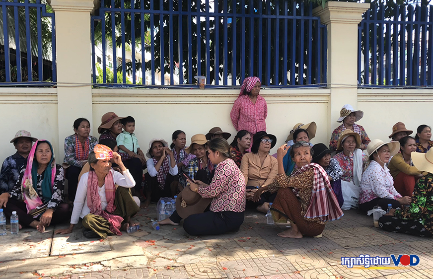 អ្នកភូមិជាង១០០គ្រួសារនៅភ្នំពេញដែលមានជម្លោះដីធ្លីជាមួយទាហាន ផ្ទុះការតវ៉ាជាថ្មី