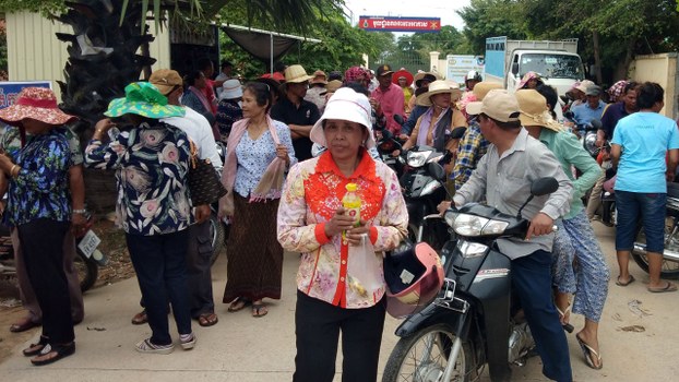 ពលរដ្ឋ​ ១៤៥​គ្រួសារ មាន​ទំនាស់​ដី​ជាមួយ​កងទ័ព​ជើង​អាកាស​លេខ​៩១ ​លើក​គ្នា​តវ៉ា​នៅ​សាលា​ខណ្ឌ