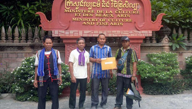 តំណាងជនជាតិដើមភាគតិចខេត្តមណ្ឌលគិរីដាក់ញត្តិស្នើដោះស្រាយជម្លោះដីនៅភ្នំដោះក្រមុំ