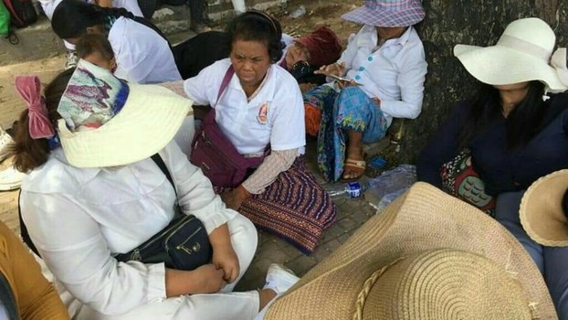 អាជ្ញាធរខណ្ឌចំការមនប្រើហិង្សាលើក្រុមស្ត្រីមានជម្លោះដីខេត្តកោះកុង នៅមុខស្ថានទូតចិន