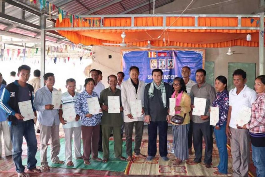 អាជ្ញាធរខេត្ត​បាត់ដំបង ដោះ​ស្រាយ​ទំនាស់​ដីធ្លី​រ៉ាំរ៉ៃ ២០ ឆ្នាំ​ ឲ្យ​ពលរដ្ឋ​ជិត ៥០ គ្រួសារ