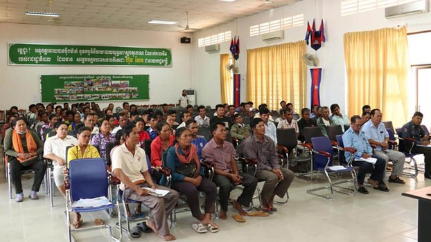 ពលរដ្ឋ​ជាង​ ១០០​នាក់​ នាំគ្នា​​តវ៉ា​មុខ​សាលា​ខេត្ត​កំពត ទាមទារ​ឲ្យ​រដ្ឋបាល​ព្រៃ​ឈើ​ ប្រគល់​ត្រាក់ទ័រ​ ២​គ្រឿង​ ដែល​ចាប់​ពី​​កសិករ​​កំពុង​​ភ្ជួរ​ដី​ មក​ឲ្យ​អ្នក​ភូមិ​​​​វិញ