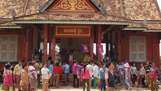 អ្នក​មាន​ជម្លោះដីធ្លី​នៅ​ឃុំ​ដូង​ប្រតិកម្ម​នឹង​អាជ្ញាធរ​ខេត្ត​កំពង់ធំ​ករណី​ជម្លោះ​ដី​ធ្លី