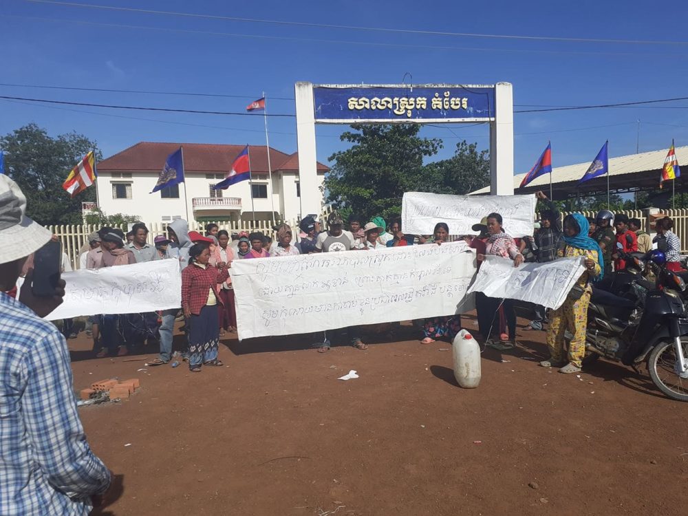 អ្នកភូមិជាង១០០នាក់នៅខេត្តត្បូងឃ្មុំបន្តបាតុកម្មទាមទារឲ្យ​ដោះលែងតំណាងពួកគាត់​២នាក់​