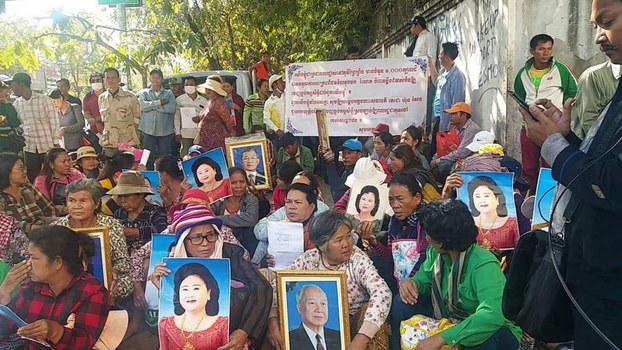 ពលរដ្ឋ​មាន​ទំនាស់​ដី​ធ្លី​​​ពី​ខេត្ត​បន្ទាយ​មាន​ជ័យ ជាង ៤០០​នាក់ តវ៉ា​​មុខ​ក្រសួង​ដែន​ដី​ឱ្យ​ជួយ​ដោះ​ស្រាយ