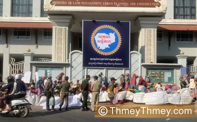 ពលរដ្ឋ​៧០០​គ្រួសារ​ពី​៤​ខេត្ត ទាមទារ​នៅមុខ​ក្រសួង​ដែនដី​ឲ្យ​ដោះស្រាយ​រឿង​ដីធ្លី​