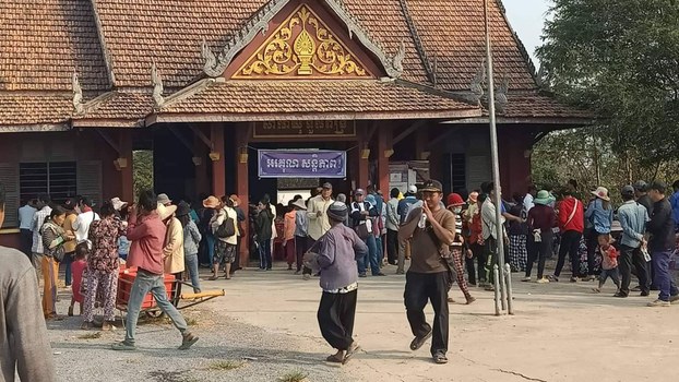 ពលរដ្ឋ​​មាន​ទំនាស់​ដី​ធ្លី​នៅ​ខេត្ត​បន្ទាយមានជ័យ​​ជាង​ ១០០​នាក់​ តវ៉ា​​​មុខ​សាលា​ឃុំ​ទួលពង្រ ឱ្យ​អាជ្ញាធរ​​ជួយ​ដោះស្រាយ​​