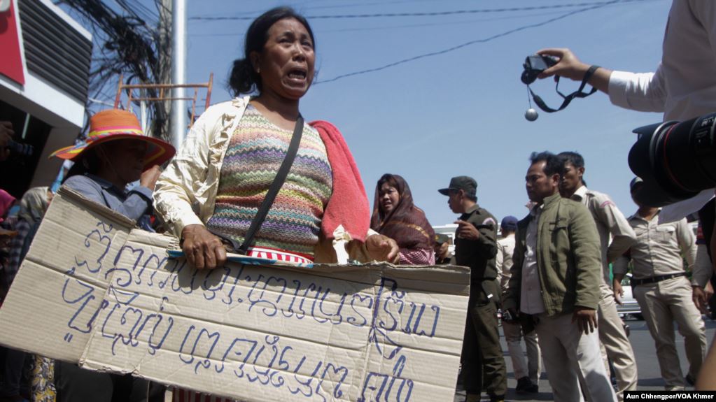 ១០​ឆ្នាំ​ក្រោយ​បាត់​ដី​ទៅ​ក្រុមហ៊ុន​ស្ករអំពៅ​អ្នក​ភូមិ​ធ្លាក់​ក្នុង​បំណុល​ហើយ​​កូនៗ​បោះបង់​ការ​សិក្សា
