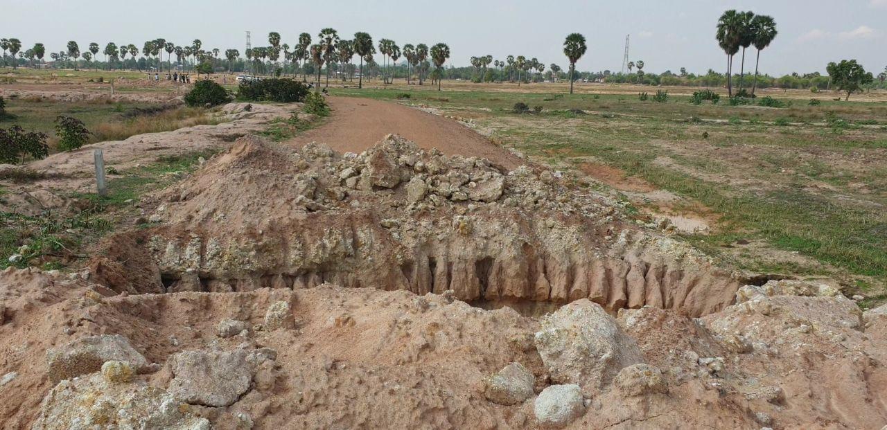 មេភូមិ និងពលរដ្ឋក្នុងឃុំចំនួន៣ ស្រុកពញាឮ ខេត្តកណ្តាល ផ្ទុះការតវ៉ាសុំឲ្យថ្នាក់លើជួយដោះស្រាយ ក្រោយមានគេយកគ្រឿងចក្រកាយផ្តាច់ផ្លូវ ៥កន្លែង មិនអាចធ្វើដំណើរបាន