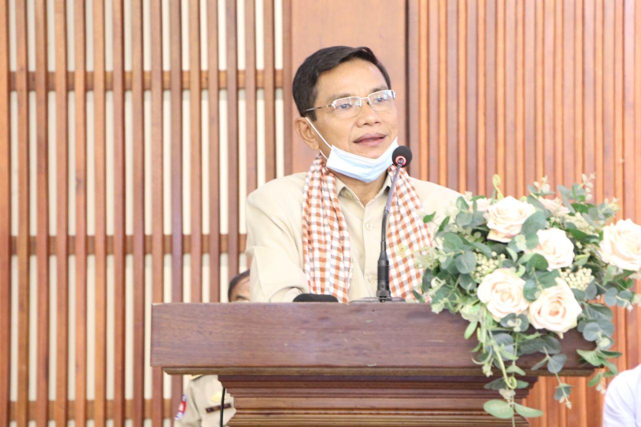 អភិបាលខេត្តកំពង់ឆ្នាំង ព្រមានមន្ត្រីពាក់ព័ន្ធដែលអនុញាតឱ្យសាងសង់សំណង់ លើដីចំណីផ្លូវសាធារណៈ