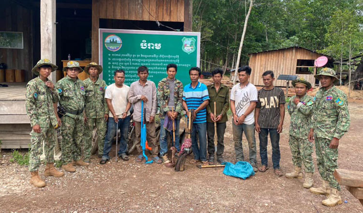មនុស្ស ៨នាក់ត្រូវចាប់ខ្លួន បន្ទាប់ពីរុករានដីព្រៃការពារ