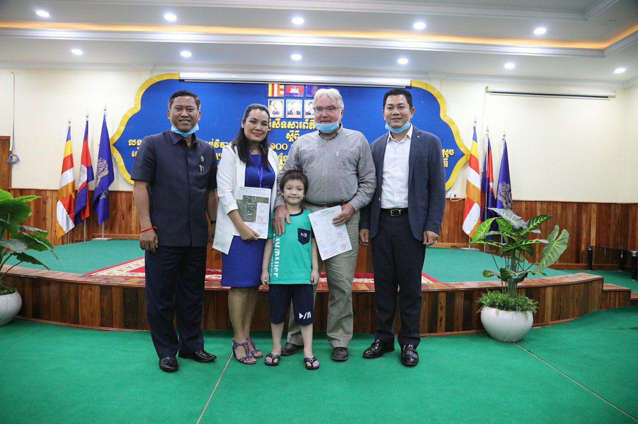 រឿងក្តីវិវាទដីធ្លីជាង៥ឆ្នាំ ទំហំជាង១០០០ហិកតា នៅខេត្តកំពង់ស្ពឺ ដែលដោះស្រាយបញ្ចប់តាមគោលនយោបាយឈ្នះឈ្នះរបស់សម្តេចតេជោ ហ៊ុន សែន ឈានដល់ការប្រគល់ប្លង់ដីជូនភាគីទាំងពីរ