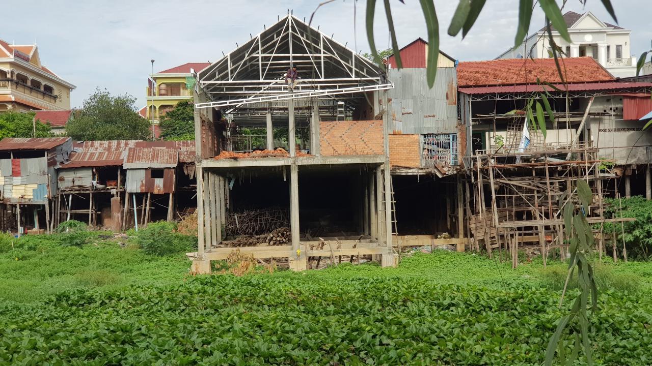 អាជ្ញាធរខេត្តតាកែវ ចុះផ្អាកសំណង់ខុសច្បាប់ ដែលសង់រំលោភដី នៅស្ទឹងតាកែវ