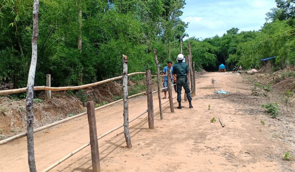 សង់​របង​ចំ​កណ្តាលផ្លូវ​​…​ព្រោះ​ស្តាយ​​បាត់ដី