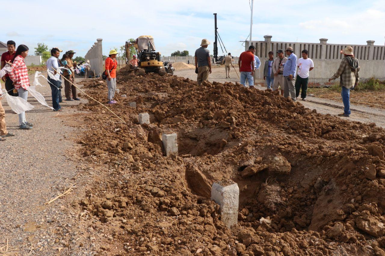 ប្រធានក្រុមប្រឹក្សាភិបាលសមាគមខ្មែរ-ចិន បង្កទំនាស់ផ្លូវដើរជាមួយប្រជាពលរដ្ឋជាង១០គ្រួសារ នៅក្រុងបាត់ដំបង, អាជ្ញាធរចុះផ្អាកសកម្មភាព និងបញ្ឈប់គ្រឿងចក្រជាបន្ទាន់