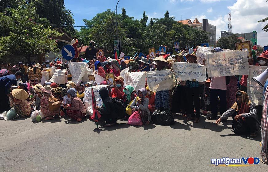 អាជ្ញាធររារាំងពលរដ្ឋដែលមានបញ្ហាដីធ្លី មិនឱ្យដើរទៅផ្ទះនាយករដ្ឋមន្ត្រី