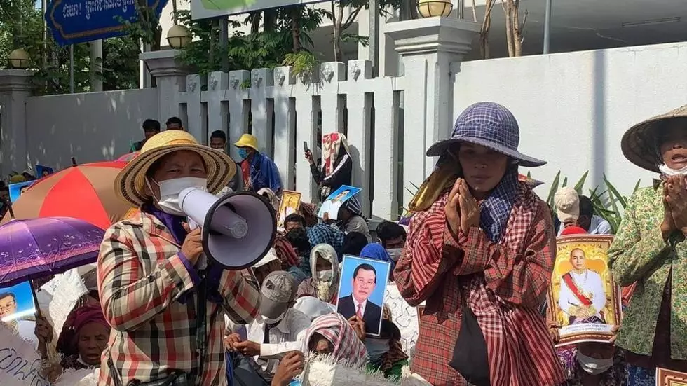 ទិវាសន្តិភាព៖ ពលរដ្ឋដែលមានជម្លោះដីធ្លីមកពីតាមខេត្តនាំគ្នាបិទផ្លូវមុខក្រសួងរៀបចំដែនដី