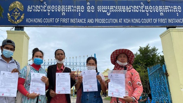 ពលរដ្ឋ​ខេត្ត​កោះកុង​ជាង ២​រយ​នាក់ លើក​គ្នា​ឃ្លាំមើល​តំណាង​ពួកគេ​ឆ្លើយ​បំភ្លឺ​នៅ​តុលាការ
