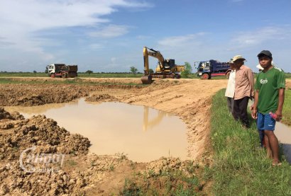 ពលរដ្ឋខេត្តបាត់ដំបងស្វែងរកអន្តរាគមន៍ពីនាយករដ្ឋមន្ត្រី ហ៊ុន សែន ខណៈអាជ្ញាធរបញ្ជាគ្រឿងចក្រកាយស្រែស្រូវរបស់ពួកគាត់