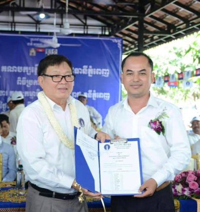 សាលាដំបូងរាជធានីភ្នំពេញឃុំខ្លួនមន្រ្តីបក្សភ្លើងទៀនមួយរូប ខណៈ​ចៅសង្កាត់​រង​ម្នាក់ទៀតកំពុងសាកសួរ