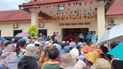 សហគមន៍​មាន​ទំនាស់​ដីធ្លី​ នៅ​ខេត្ត​កោះកុង ៩៥៥​គ្រួសារ ​ជួបជុំ​គ្នា​នៅ​មុខ​សាលាស្រុក​ស្រែអំបិល ដើម្បី​ស្នើសុំ​ដី​សម្បទាន​សង្គមកិច្ច ដែល​រដ្ឋាភិបាល​ផ្ដល់​ឲ្យ