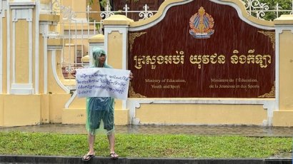 អតីត​គរុសិស្ស នៃ​វិទ្យាស្ថាន​ជាតិ​អប់រំកាយ បន្ត​ទាមទារ​រក​យុត្តិធម៌ នៅ​មុខ​ក្រសួង​អប់រំ