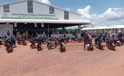 មេការ និងកម្មករអះអាងថា ក្រុមហ៊ុនចម្ការចេក ដូនពេញ អាគ្រីកូ ស្ថិតក្នុងស្រុកលំផាត់ ខេត្តរតនគិរី ជិត១០០០នាក់ បានប្រមូលផ្ដុំគ្នាតវ៉ាដោយស្នើឲ្យក្រុមហ៊ុនបើកប្រាក់ខែឲ្យពួកគាត់ ខណៈក្រុមហ៊ុននេះអាក់ខានបើកប្រាក់ខែឲ្យពួកគាត់រយៈពេលជិត២ខែមកហើយ។