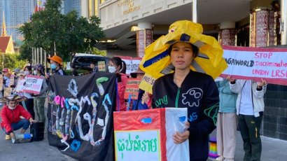 កូដករ​ណាហ្គាវើលដ៍​យក​សំរាម​មក​តុបតែង​ខ្លួន​ដើម្បី​ឱ្យ​ថៅកែ​ឈប់​ចាត់ទុក​ពួកគេ​ជា​សំរាម
