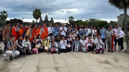មនុស្ស​ជាង ១០០នាក់ ជួបជុំ​គ្នា​នៅ​ប្រាសាទ​អង្គរវត្ត ដើម្បី​បួងសួង​ឱ្យ​មាន​ការ​គោរព​សិទ្ធិមនុស្ស