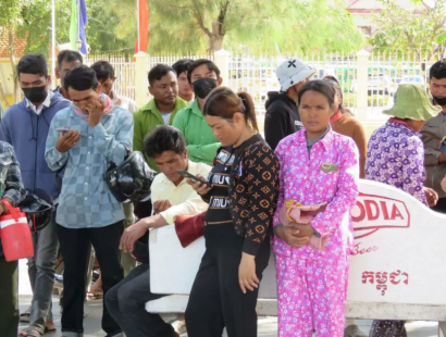 ពលរដ្ឋជាង៥០នាក់បានទៅតវ៉ានៅមុខសាលាខេត្តកំពង់ធំ ទាមទារ​ឱ្យ​អាជ្ញាធរបើកផ្លូវទៅកាន់ដីស្រែពួកគាត់វិញ