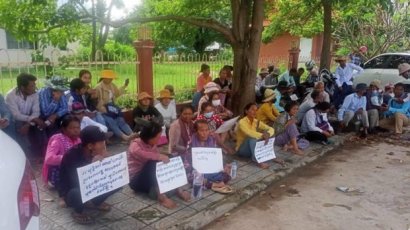 សហគមន៍​ឧត្តម​ស្រែពស់​ជិត ១០០​នាក់​លើក​គ្នា​ឃ្លាំមើល​អ្នកភូមិ ៧​នាក់ មក​បំភ្លឺ​នៅ​តុលាការ​កំពង់ស្ពឺ