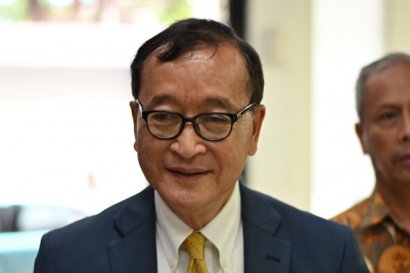 Sam Rainsy Challenges PM on Flight Ban 