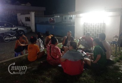 Hun Sen orders ministry to help laid-off garment workers