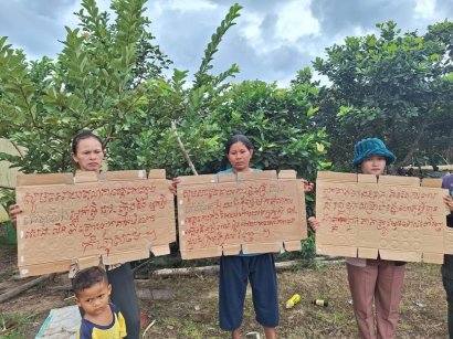 ពលរដ្ឋ​​៥០គ្រួសារ​នៅខេត្តកោះកុង លើកបដាទាមទារឱ្យតុលាការដោះលែងសកម្មជនដីធ្លី ២នាក់