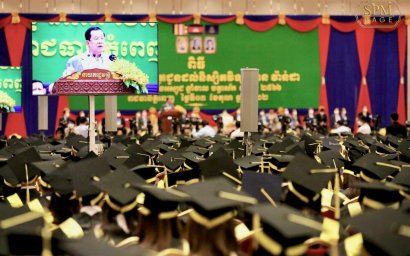 Hun Sen Threatens Eviction Without Compensation for Angkor Residents Who Negotiate 