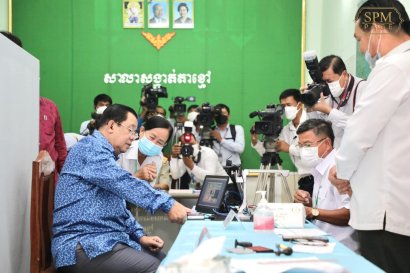 Hun Sen Says Meals With Khmer Rouge More Palatable Than With Rainsy 