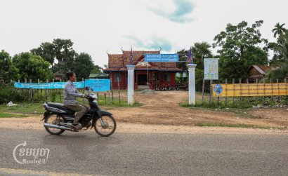 ពលរដ្ឋក្នុងភូមិមួយនៅខេត្តកំពង់ធំត្រូវបានរឹតបន្តឹងពីអាជ្ញាធរមូលដ្ឋានដោយសារស្ថានភាពបំណុលធ្ងន់ធ្ងរ