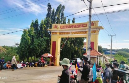 ពលរដ្ឋ​មាន​វិវាទ​ដីធ្លីជាង​៣០០នាក់ ​ប្រមូលផ្ដុំ​​មុខ​​សាលាឧទ្ធរណ៍​ព្រះសីហនុ ខណៈ​តំណាង​ម្នាក់​ចូល​សវនាការ​នៅថ្ងៃនេះ