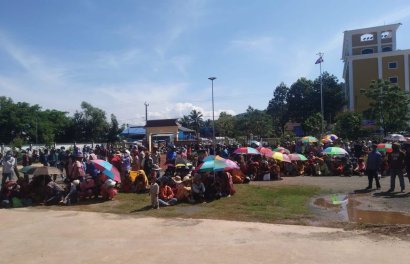 ពលរដ្ឋ​ជាង​៣០០នាក់​ប្រមូលផ្ដុំ​មុខ​សាលាស្រុក​ស្រែអំបិល ជំរុញ​ឱ្យ​អាជ្ញាធរ​ពន្លឿន​ការ​ដោះស្រាយ​ដីធ្លី