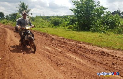 បទយកការណ៍៖ ពលរដ្ឋ​នៅ​ឃុំដារ​ក្នុង​ខេត្តត្បូងឃ្មុំ ស្នើ​អាជ្ញាធរ​ស្ថាបនា​ផ្លូវ​មួយខែ្ស ព្រោះ​ពិបាក​ធ្វើ​ដំណើរ​ខ្លាំង​នៅ​រដូវវស្សា